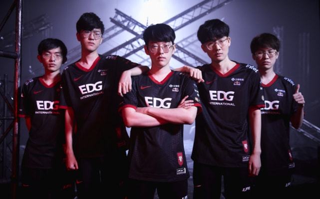 外遭遇右膝 外遭遇右膝